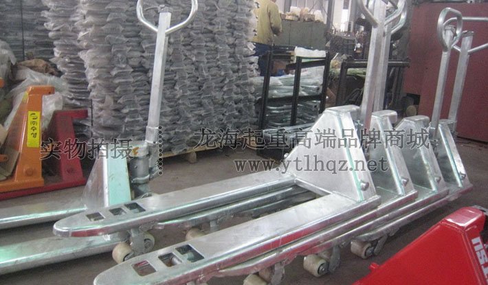 鍍鋅手動液壓搬運(yùn)車實(shí)拍圖片 鍍鋅手動液壓搬運(yùn)車實(shí)拍圖片
