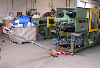 注塑機(jī)移運(yùn)用電動(dòng)搬運(yùn)牽引桿案例 注塑機(jī)移運(yùn)用電動(dòng)搬運(yùn)牽引桿案例