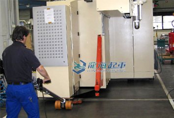 18噸機(jī)器設(shè)備搬運(yùn)用電動(dòng)搬運(yùn)牽引器案例一 18噸機(jī)器設(shè)備搬運(yùn)用電動(dòng)搬運(yùn)牽引器案例一