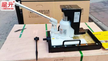 龍升帶滑臺(tái)爪式千斤頂正面展示 龍升帶滑臺(tái)爪式千斤頂正面展示