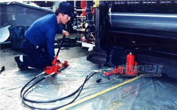 F-100TL帶滑臺(tái)爪式千斤頂驅(qū)動(dòng)方式二 F-100TL帶滑臺(tái)爪式千斤頂驅(qū)動(dòng)方式二