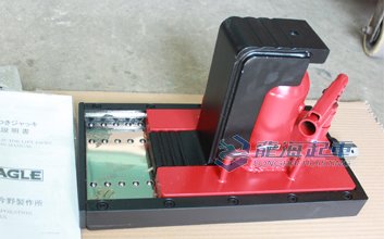 F-100TL帶滑臺(tái)爪式千斤頂背面展示 F-100TL帶滑臺(tái)爪式千斤頂背面展示