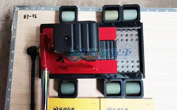 FR-100TL帶滑動臺爪式千斤頂頂部展示 FR-100TL帶滑動臺爪式千斤頂頂部展示