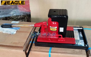 F-200TL帶滑臺(tái)爪式千斤頂正面實(shí)拍 F-200TL帶滑臺(tái)爪式千斤頂正面實(shí)拍