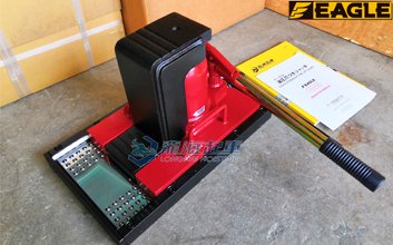 F-200TL帶滑臺(tái)爪式千斤頂側(cè)面實(shí)拍 F-200TL帶滑臺(tái)爪式千斤頂側(cè)面實(shí)拍