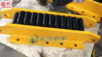 300噸履帶式搬運(yùn)小坦克圖片 300噸履帶式搬運(yùn)小坦克圖片