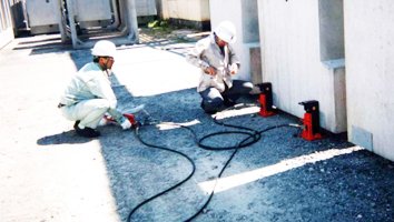 右圖:一人操作分離爪式千斤頂 右圖:一人操作分離爪式千斤頂