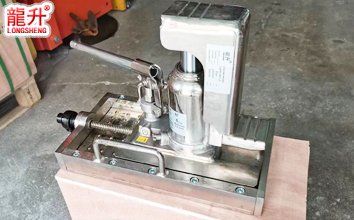 龍升無(wú)塵室?guī)Щ_(tái)爪式千斤頂實(shí)物圖二 龍升無(wú)塵室?guī)Щ_(tái)爪式千斤頂實(shí)物圖二