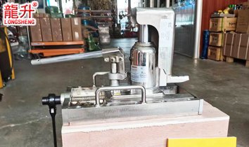 龍升無塵室?guī)Щ_(tái)爪式千斤頂實(shí)物圖 龍升無塵室?guī)Щ_(tái)爪式千斤頂實(shí)物圖