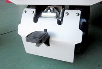 帶有腳踏保險(xiǎn)的停車制動(dòng)器 帶有腳踏保險(xiǎn)的停車制動(dòng)器